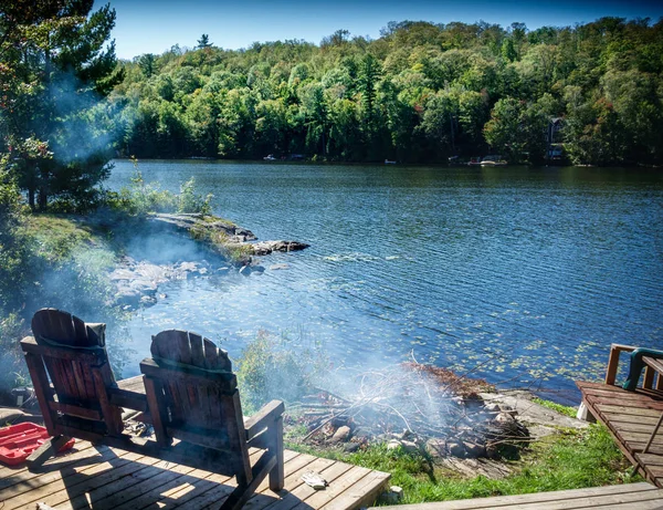 Lakeside lägereld — Stockfoto