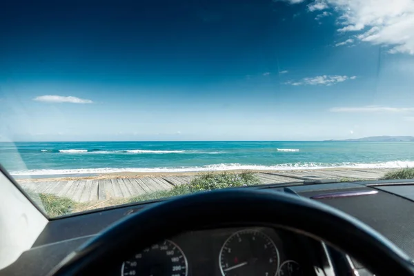 Auto gegen Strand — Stockfoto