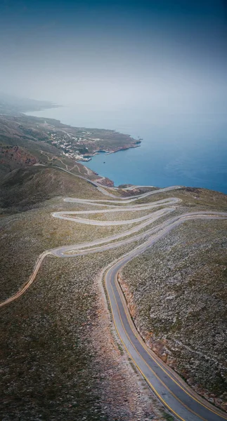 Luchtfoto van het landschap en kronkelende weg over zee van Kreta — Stockfoto