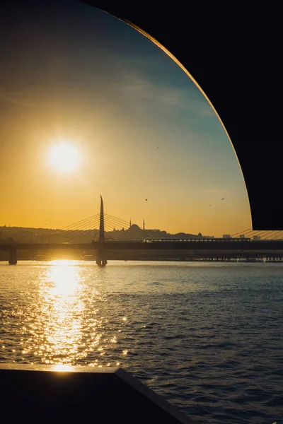 Puente de Galata durante la puesta del sol — Foto de Stock