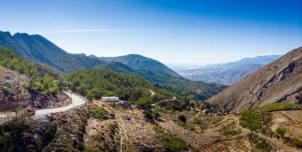 Vista aérea del camino de montaña contra el cielo — Foto de Stock