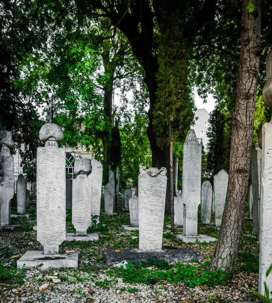 Történelmi sírkövek a temetőben — Stock Fotó