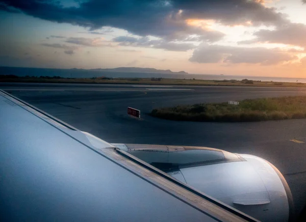 Airplane on runway — Stock Photo, Image