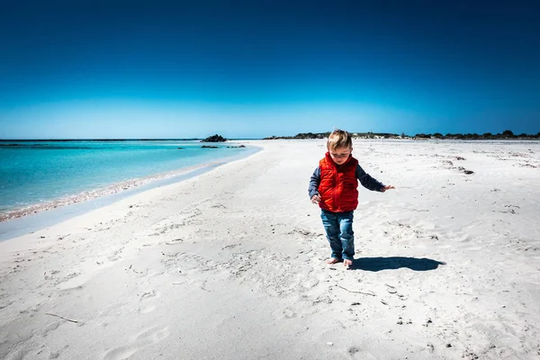 ビーチで砂の上を歩くかわいい子供 — ストック写真