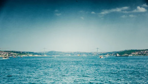 Ferry sur la mer avec pont en arrière-plan — Photo