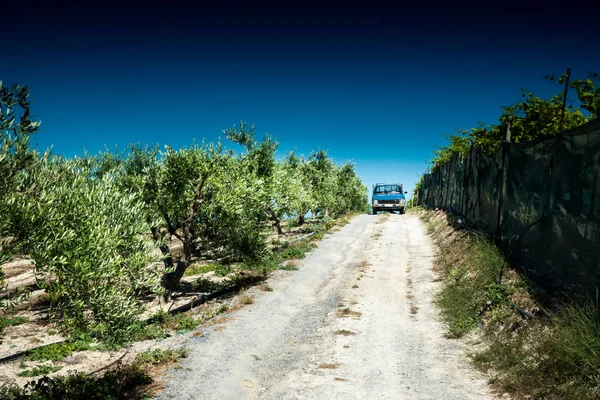 Blaues Auto auf dem Weg zur Betoninsel, Griechenland — Stockfoto