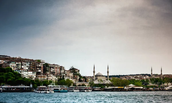 Ferry no mar com Suleymaniye Mesquita no fundo — Fotografia de Stock