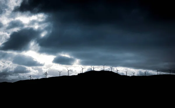 Moulins à vent en silhouette sur montagne — Photo