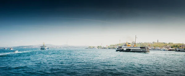 Nave da crociera passeggeri sul porto che naviga al largo del mare, Istanbu — Foto Stock