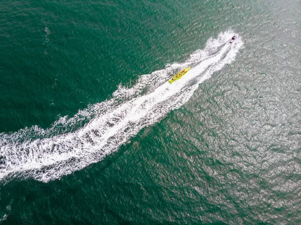 Flygvy över Jet ski cruising på havet — Stockfoto
