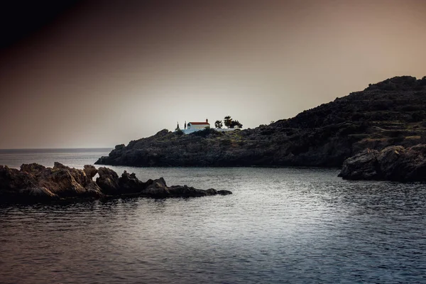 Blick auf Leuchtturm an der felsigen Küste der Betoninsel Griechenland — Stockfoto