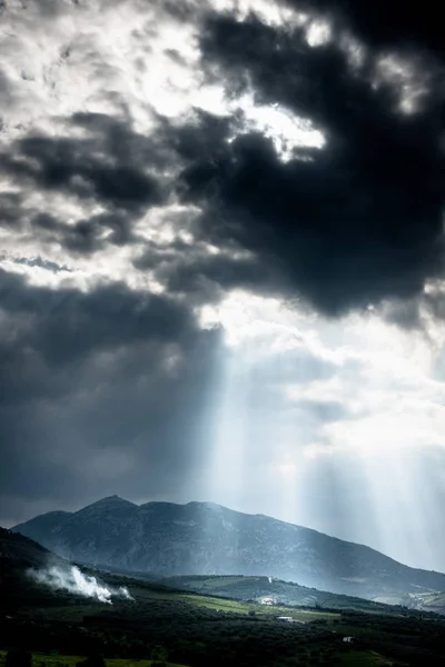 Cielo drammatico con raggi di sole che cadono sulla montagna — Foto Stock