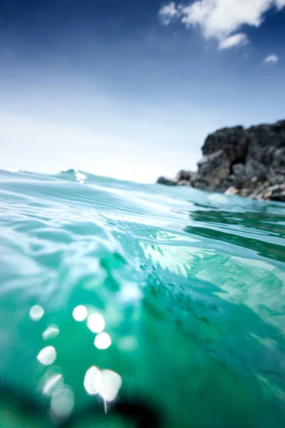 Laut oleh batu terhadap langit — Stok Foto