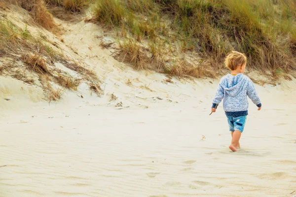 Boy berjalan di atas pasir — Stok Foto