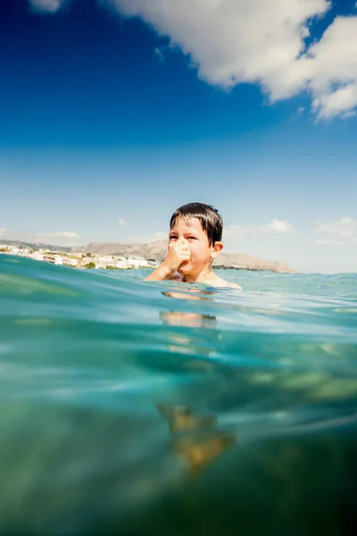 Portret chłopca w morzu — Zdjęcie stockowe