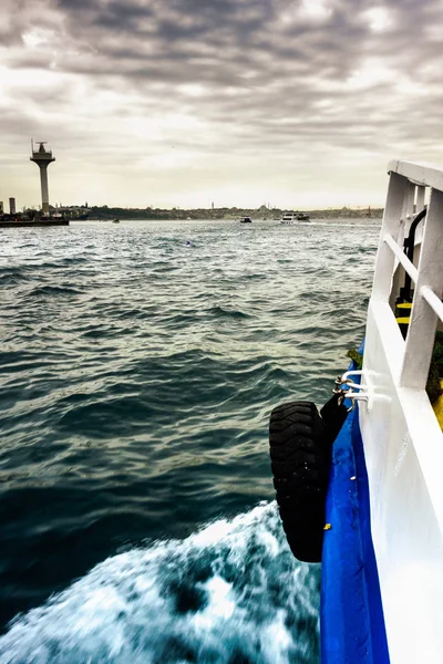 Ferry en el mar con torre en el fondo — Foto de Stock