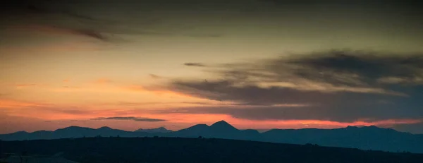 Silueta de montañas en la isla de Creta al atardecer, Grecia — Foto de Stock