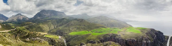 Panoramic landscape of mountain by sea on the Crete islands, Gre — Stock Photo, Image