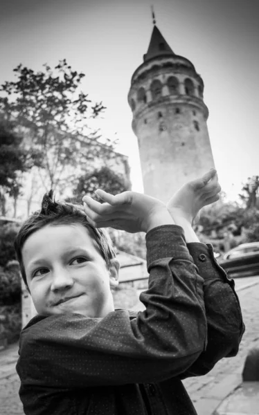 Dreng poserer foran Galata Tower - Stock-foto