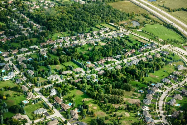 Stadt inmitten grüner Landschaft — Stockfoto