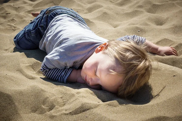 睡在沙上的孩子 — 图库照片