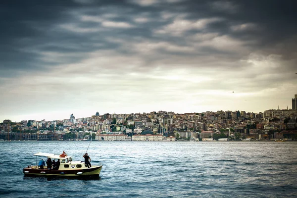 Passeggero su yacht con paesaggio urbano sullo sfondo — Foto Stock