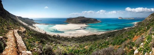 Dağlarla mavi deniz suyu manzarası — Stok fotoğraf