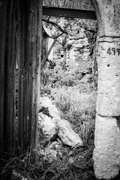 Vista desordenada a través de puerta de madera abierta — Foto de Stock