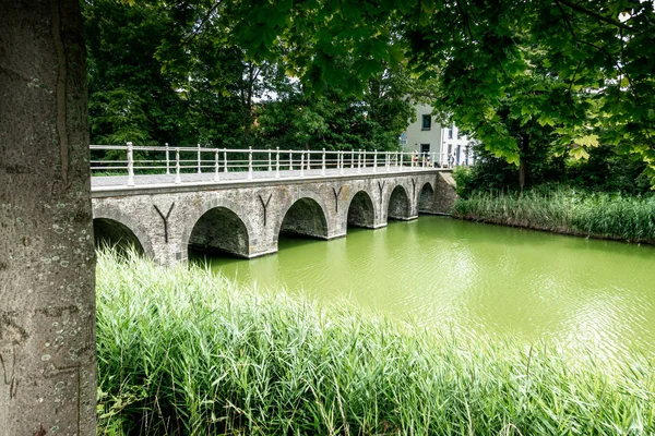 Puente sobre el río —  Fotos de Stock