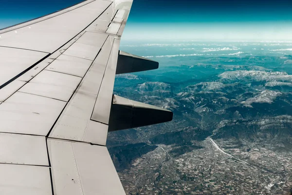 विमानातून डोंगरावर हवाई दृश्य — स्टॉक फोटो, इमेज