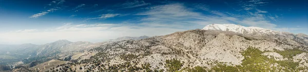 Majestuosas montañas contra el cielo — Foto de Stock