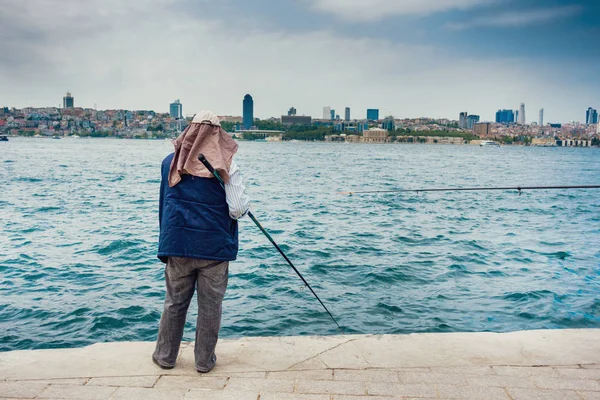 Homem pesca no mar — Fotografia de Stock