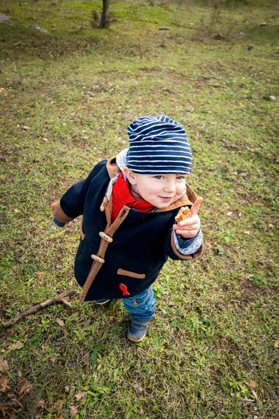 Söt pojke ha kul på Park — Stockfoto