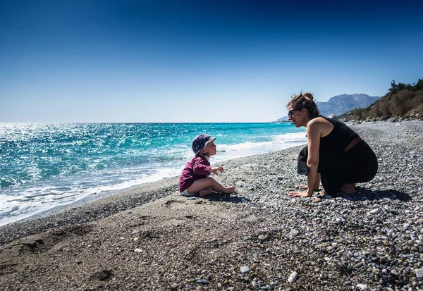 Mor och son spenderar tid tillsammans på stranden — Stockfoto