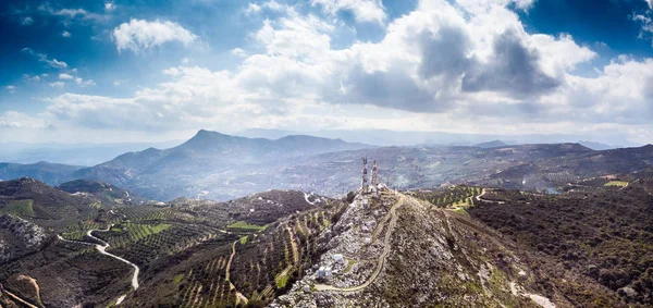 Campo agrícola y torre de montaña y comunicación — Foto de Stock