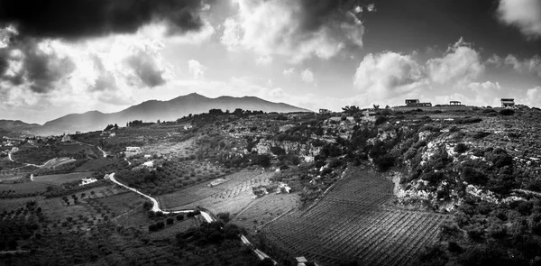 Montañas y campo bajo cielo nublado — Foto de Stock