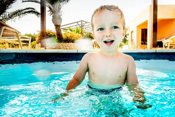 Junge im Schwimmbad — Stockfoto