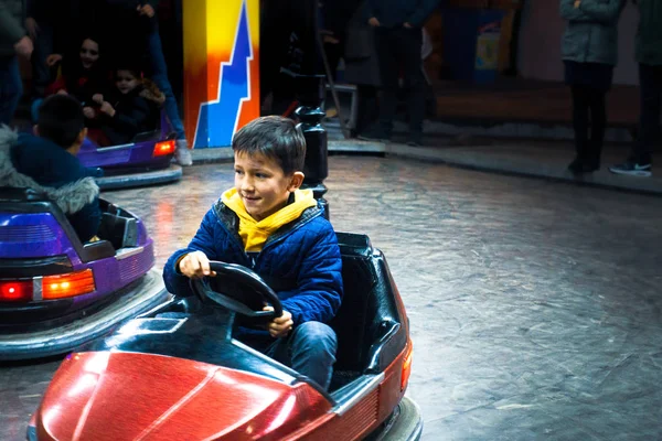 Niño montando coche de parachoques —  Fotos de Stock