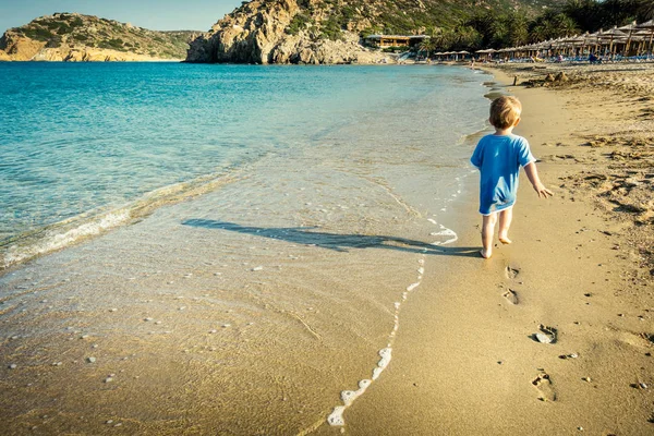 Hátulsó nézet fiú séta a strandon — Stock Fotó