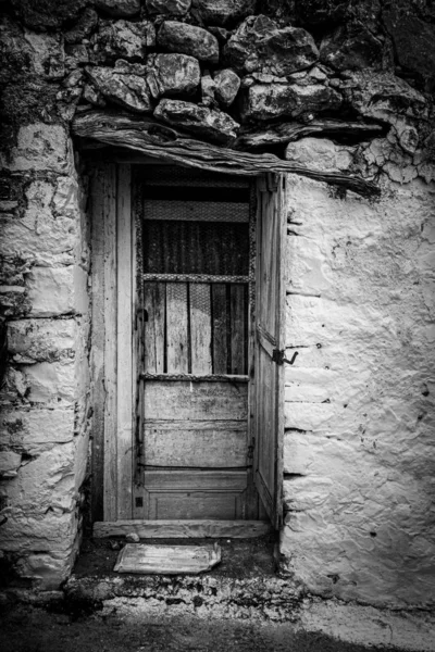 Porte fermée et mur de pierre — Photo