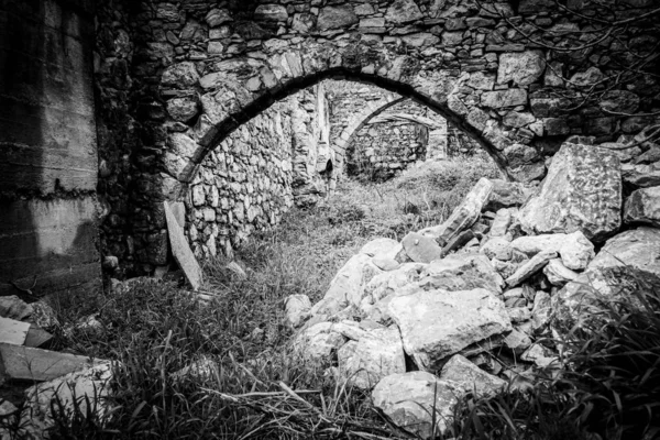 Estructura de piedra abandonada —  Fotos de Stock