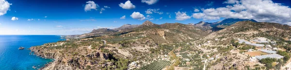 Dağda tarım alanı ile deniz — Stok fotoğraf