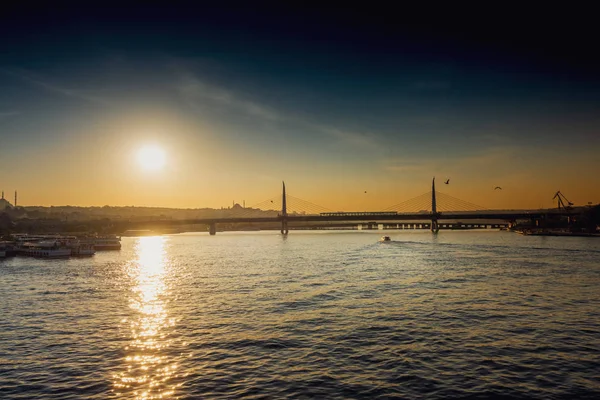 Vista del barco en el puerto con puente en el fondo —  Fotos de Stock