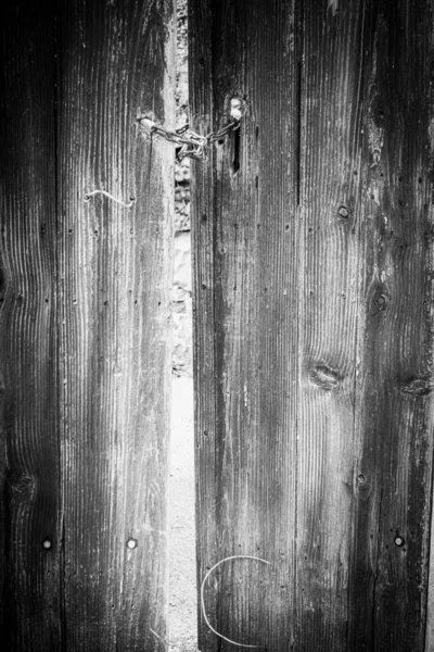 Puerta de madera con cadena metálica — Foto de Stock