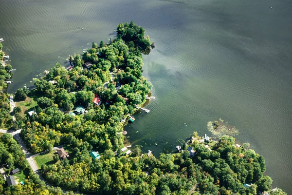 Вид с воздуха на озеро и деревья — стоковое фото