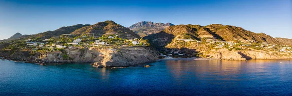 Gökyüzüne karşı deniz manzarası ve dağ — Stok fotoğraf