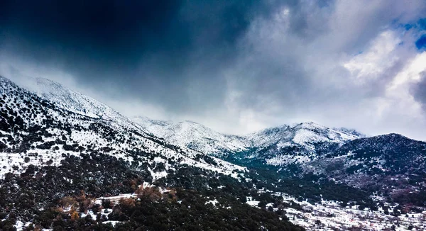 Paisagem montanhosa coberta de neve — Fotografia de Stock