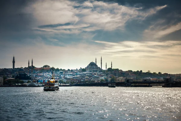Arka planda Süleymaniye Camii ile denize feribot