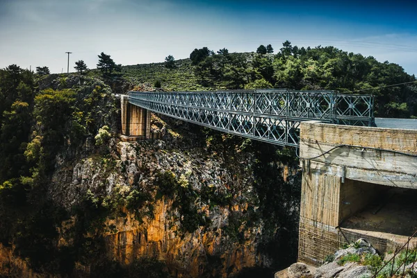 Jembatan truss terkenal di Aradena Gorge di Kreta, Yunani — Stok Foto
