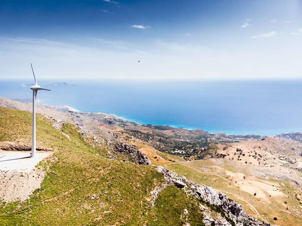 Turbina eólica com vista para o mar — Fotografia de Stock